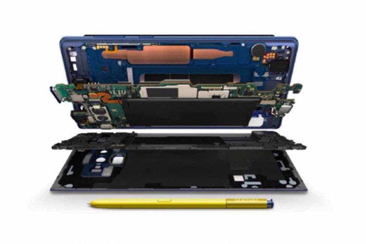 Ilustrasi komponen internal Galaxy Note 9. Sistem pendingin water cooling terlihat berbentuk lempengan logam dengan warna tembaga di bagian atas gambar.