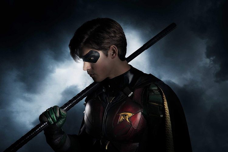 Brenton Thwaites beraksi sebagai Robin dalam serial Titans (2018)