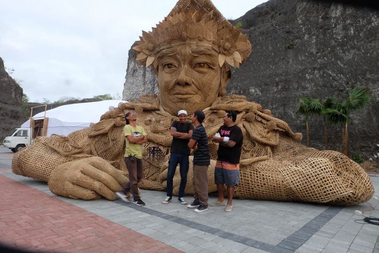 Instalasi Patung Seni Berbaris Raksasa di Soundrenaline 2018 di GWK, Bali.