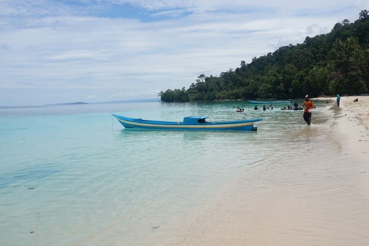 Pantai Wambar Fakfak Papua Barat memiliki air yang jernih dan pasir putih