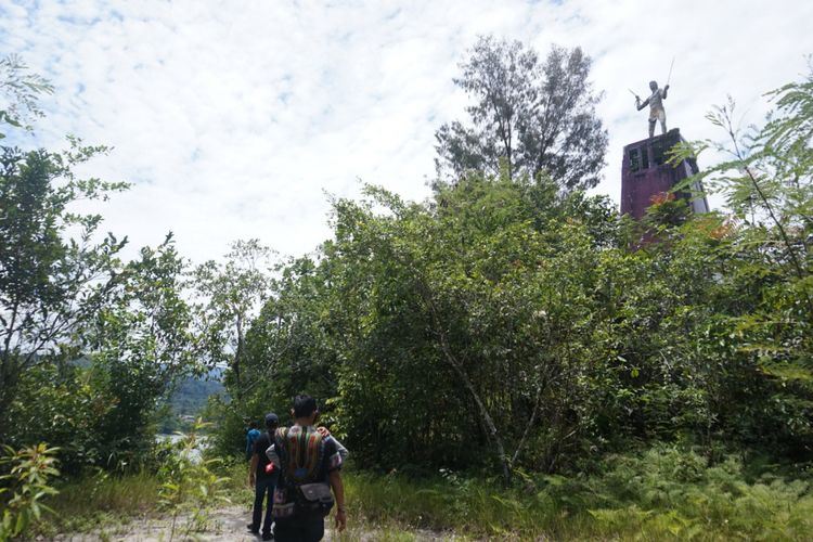 Menyusuri jalan setapak menuju ke patung Krapangit Gewab di Pulau Tubir Seram
