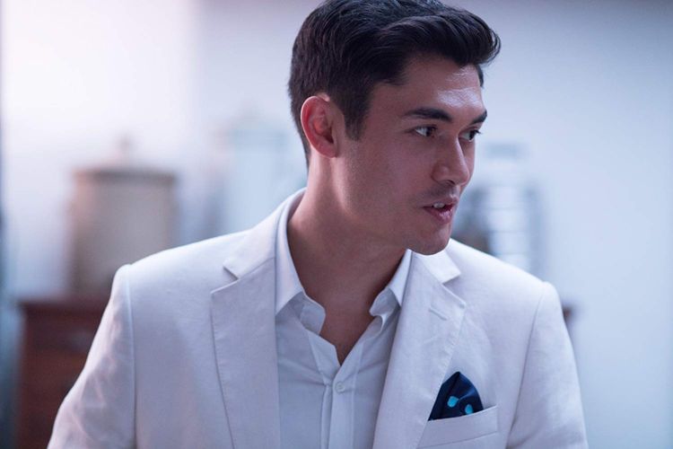 Artis peran Henry Golding dalam film Crazy Rich Asians keluaran Warner Bros.