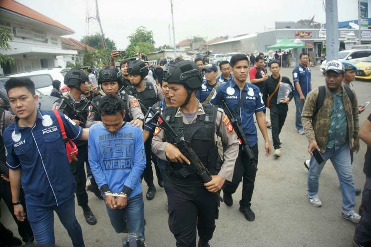 
Antoni (34) pelaku pembunuh Ririn Agustin (11) ditangkap di Binjai, Sumut. Antoni dibawa ke Karawang dengan KA Singosari jurusan Pasar Senen-Blitar, Jumat (21/9/2018).
