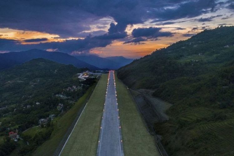 Landasan andar Udara Sikkim, di India yang baru diresmikan Senin, (24/9/2018). Banyak yang menyebut bandara ini salah satu yang paling indah di dunia.