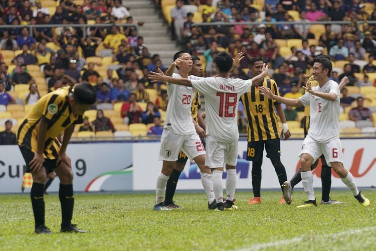 Timnas U-16 Jepang merayakan gol kemenangan atas Malaysia di Stadion Bukit Jalil, 27 September 2018. 