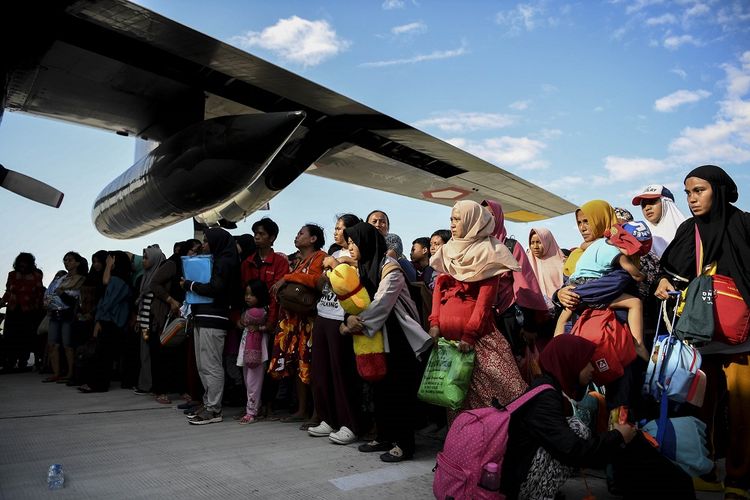 Warga antre untuk dievakuasi menggunakan pesawat Hercules di Bandara Mutiara Sis Al Jufri Palu, Sulawesi Tengah, Minggu (30/9/2018). Sejumlah warga Palu dievakuasi ke luar Kota Palu menggunakan pesawat Hercules karena susahnya mencari makan pascagempa dan tsunami di Palu.