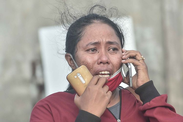 Warga berkomunikasi dengan sanak saudaranya yang menjadi korban gempa dan tsunami di Hotel Roa Roa, Palu, Sulawesi Tengah, Minggu (30/9). Berdasarkan data BNPB jumlah korban akibat gempa dan tsunami per (30/9) pukul 13.00, sebanyak 832 orang meninggal dunia, 540 luka berat dan 16.732 pengungsi yang tersebar di 24 titik.