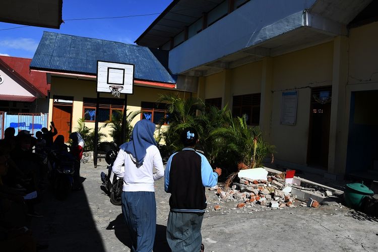 Siswa mengamati bangunan yang rusak di SMA PGRI, Palu, Sulawesi Tengah, Senin (8/10). Pihak sekolah melakukan pendataan pada hari pertama sekolah untuk mengetahui jumlah siswa pascagempa dan tsunami.