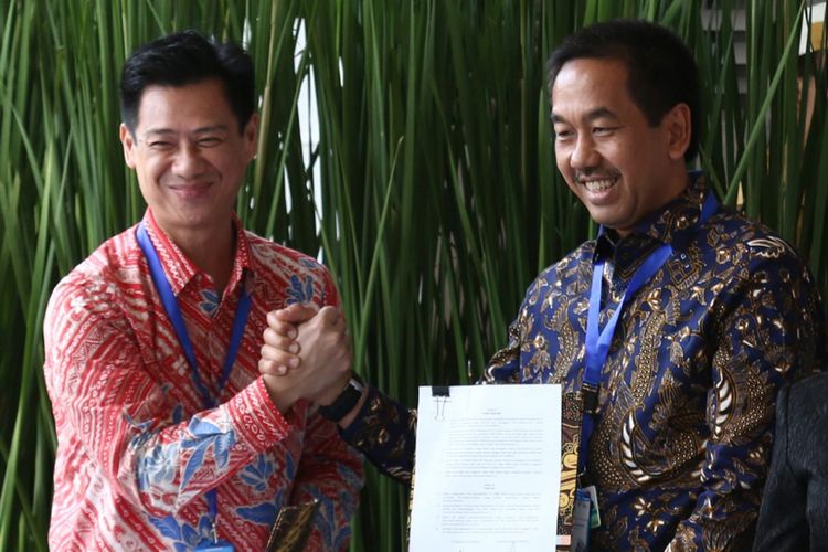 Presiden Direktur Danareksa Sekuritas, Jenpino Ngabdi bersama Direktur PT. Angkasa Pura II usai menandatangani MoU sebagai mitra pendamping dalam proses penawaran kemitraan strategis untuk Bandara Kualanamu, Kamis, (11/10/18) di Nusa Dua, Bali.