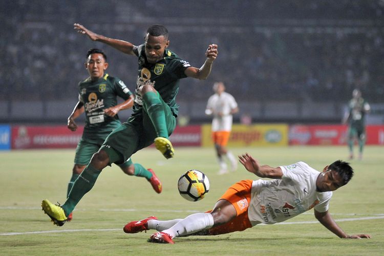 Pesepak bola Persebaya Surabaya Ruben K Sanadi (tengah)  dihadang pesepak bola Borneo FC Wildansyah (kanan) dalam lanjutan Liga-1 Indonesia di Stadion Gelora Bung Tomo, Surabaya, Jawa Timur, Sabtu (13/10/2018). Persebaya Surabaya dikalahkan Borneo FC dengan skor 0-1. 