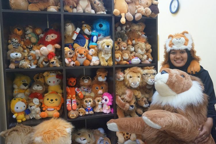 Nira dan sebagian koleksinya boneka singa di rumahnya di Kecamatan Sempu Banyuwangi