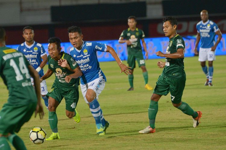 Pesepak bola Persebaya, Irfan Jaya (kedua kiri) berebut bola dengan pesepak bola Persib Bandung Dedi Yusnandar dalam pertandingan Sepak Bola Liga 1 di Stadion I Wayan Dipta, Gianyar, Bali, Sabtu (20/10/2018).  