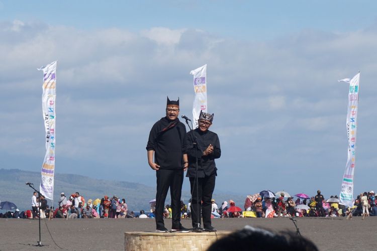 Gus Ipul dan Abdullah Azwar Anas saat sambutan di Gandrung Sewu 2018 di Pantai Boom Banyuwangi Sabtu (20/10/2018)