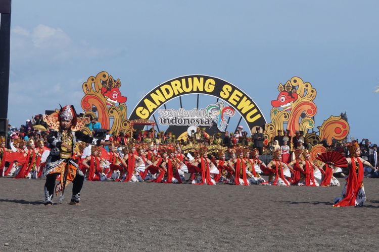 Sebanyak 1.301 orang terlibat dalam pagelaran Gandrung Sewu 2018 di Pantai Boom, Banyuwangi, Sabtu (20/10/2018)