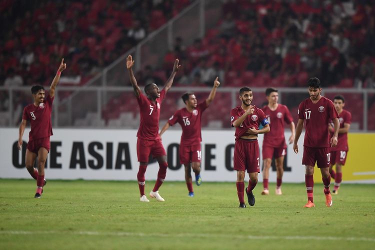 Pemain Timnas U-19 Qatar melakukan selebrasi seusai menjebol gawang Timnas Indonesia dalam penyisihan Grup A Piala Asia U-19 di Stadion Utama Gelora Bung Karno, Jakarta, Minggu (21/10/2018). 