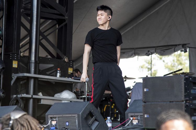 Rapper asal Indonesia Rich Brian tampil di Bonnaroo Music and Arts Festival di Machester, Tennessee, AS, pada 10 Juni 2018.