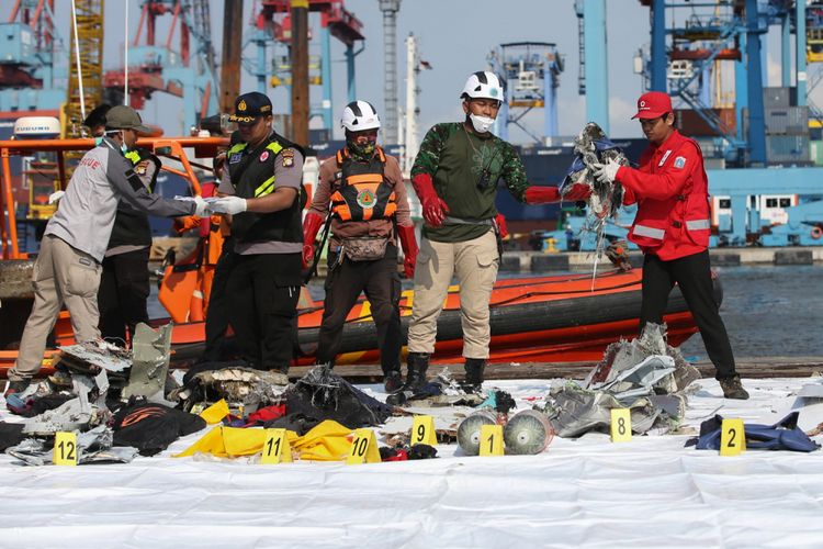 Petugas memilah serpihan pesawat dan barang penumpang pesawat Lion Air JT 610 di Dermaga JICT 2, Tanjung Priok, Jakarta Utara, senin (29/10/2018). Pesawat Lion Air JT 610 rute Jakarta-Pangkal Pinang jatuh di perairan Karawang, Jawa Barat. 