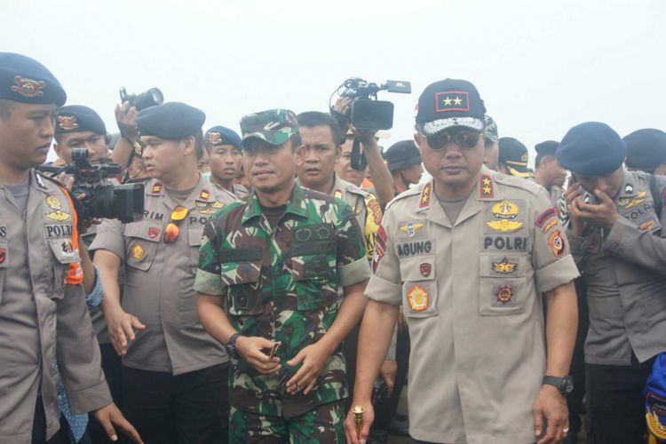 Kapolda Jabar Irjen Pol Agung Budi Maryoto (kiri) usai melakukan penyisiran di Perairan Karawang, Selasa (30/10/2018).
