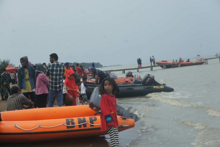 Warga memadati Pantai Tanjungpakis. Mereka penasaran dengan informasi jatuhnya pesawat Lion Air di perairan Karawang, Rabu (31/10/2018).
