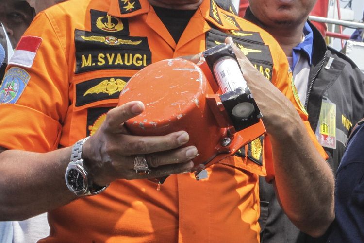 Kepala Basarnas Marsekal Madya TNI Muhammad Syaugi memeriksa kondisi bagian dari kotak hitam (black box) pesawat Lion Air bernomor registrasi PK-LQP dengan nomor penerbangan JT 610 yang telah ditemukan oleh tim SAR gabungan di KR Baruna Jaya I, di perairan Tanjung Karawang, Jawa Barat, Kamis (1/11/2018). Bagian dari kotak hitam tersebut diserahkan ke pihak KNKT untuk dilakukan investigasi lebih lanjut. ANTARA FOTO/Muhammad Adimaja/wsj.