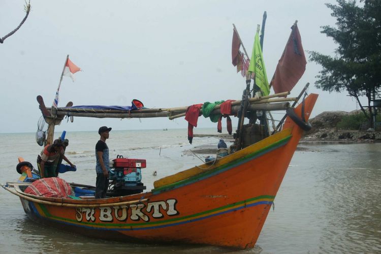 Pokmaswas Nelayan Karawang dilibatkan untuk mencari puing pesawat Lion Air PK-LQP dengan nomor penerbangan JT610 yang jatuh di perairan Karawang.



