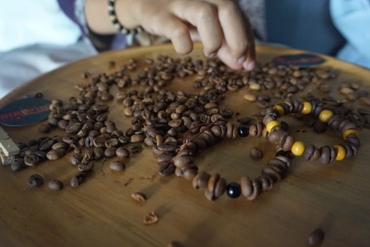 Biji kopi yang digunakan untuk gelang adalah jenis Arabika karena bentuknya lebih kecil