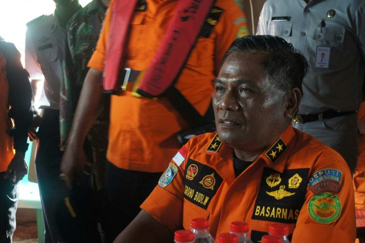 Deputi Operasi dan Kesiapsiagaan Basarnas Nugroho Budi Wuryanto saat meninjau posko evakuasi bayangan di Pantai Tanjungpakis, Karawang, Sabtu (3/11/2018).

