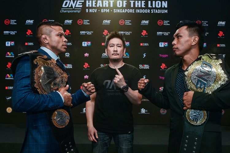 CEO ONE Championship, Chatri Sityodtong (tengah) di antara petarung MMA dari Brasil, Bibiano Fernandes (kiri) dan Kevin Belingon (Filipina) saat jumpa pers di Marina Bay Sands, Singapura, Rabu (7/11/2018).