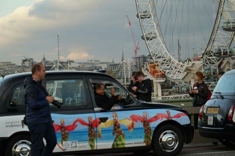 Foto tari Gandrung di salah satu kendaraan di London.