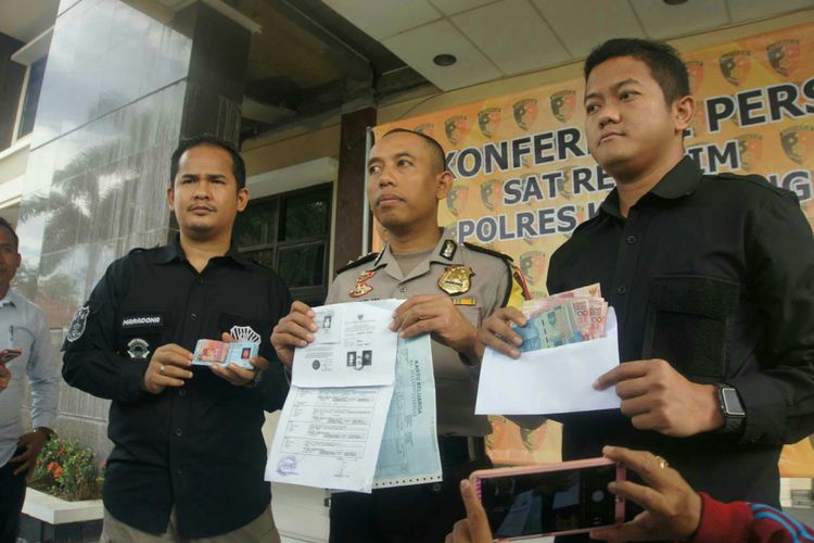 Polisi menunjukkan barang bukti operasi tangkap tangan dugaan pungutan liar pengurusan dokumen kependudukan di Disdukcapil Karawang, Kamis (15/11/2018).