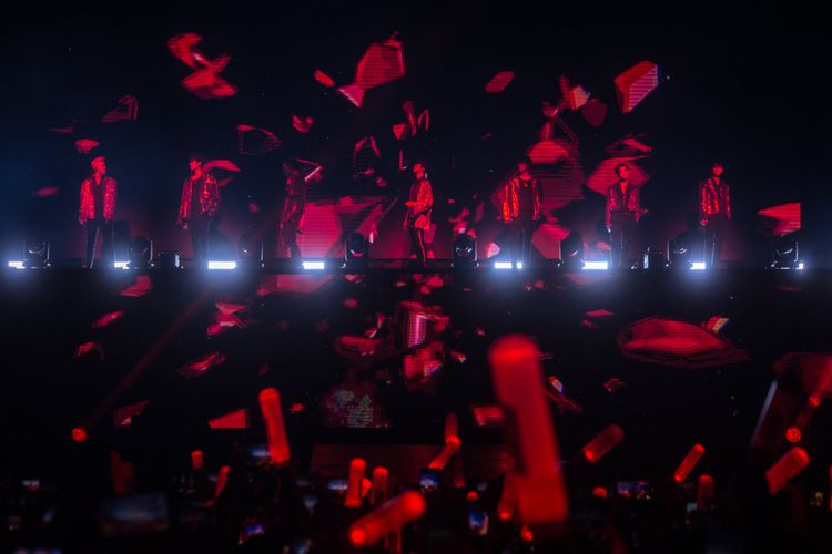 Penampilan iKON dalam konser Continue Tour di Tennis Indoor Senayan, Jakarta, Minggu (18/11/2018) malam.