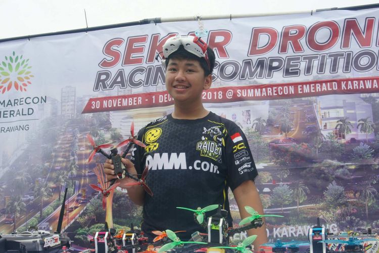 Axel Mario Christopher Lengkong (14), pilot drone yang sudah mengikuti event drone racing di beberapa negara.

