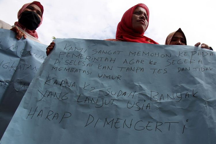 Sejumlah tenaga honorer yang tergabung dalam Forum Honorer Kategori 2 (FHK2) mengelar aksi damai di halaman kantor Dewan Perwakilan Rakyat Kabupaten (DPRK) Aceh Barat, Aceh, Kamis (22/11/2018). Dalam aksi tersebut mereka mendesak Pemerintah agar tenaga honorer kategori 2 segera diangkat menjadi Pegawai Negeri Sipil (PNS) tanpa tes dan tidak membatasi umur. ANTARA FOTO/Syifa Yulinnas/aww.