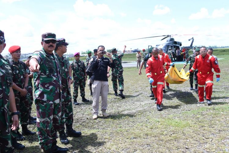 Panglima TNI Marsekal Hadi Tjahyanto menyaksikan langsung proses evakuasi jenazah pekerja jembatan yang dibantai KKB di Nduga Papua, di bandara Timika. 