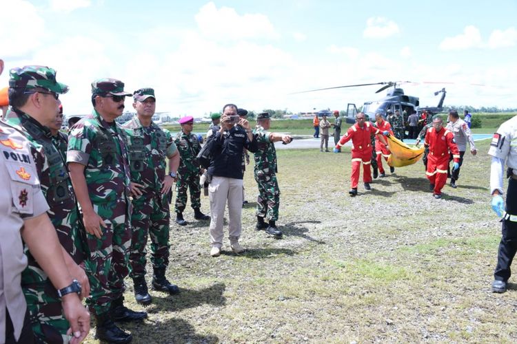 Panglima TNI Marsekal Hadi Tjahjanto memantau langsung proses evakuasi jenazah di Bandara Mozes Kilangan Timika, Jumat (7/12/2018). 