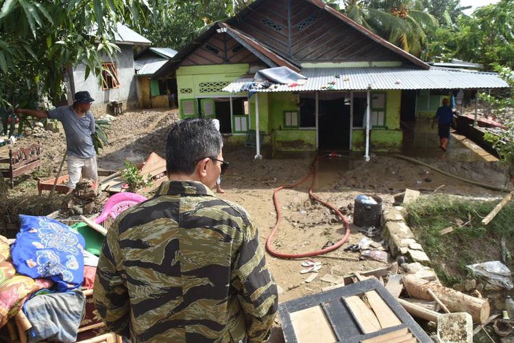 Kondisi rumah warga yang dipenuhi lumpur pascabanjir menerjang Desa Dungaliyo Kabupaten Gorontalo.