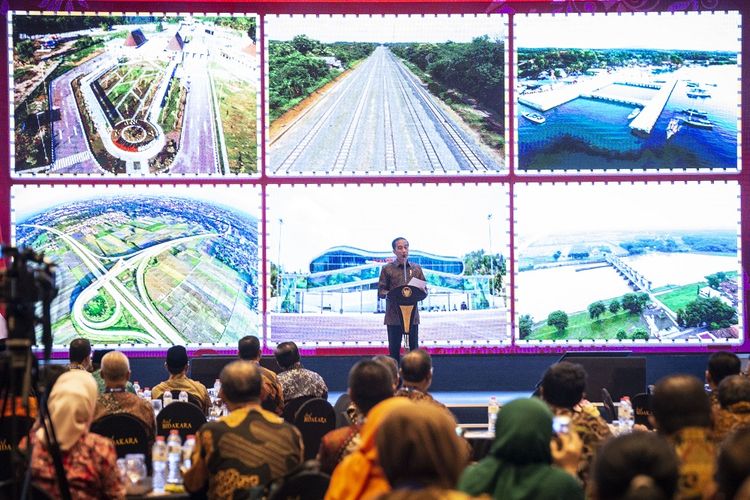 Presiden Joko Widodo memberikan sambutan dalam Peluncuran Geoportal Kebijakan Satu Peta dan Buku Kemajuan Infrastruktur Nasional Tahun 2018, di Jakarta, Selasa (11/12/2018). Presiden Joko Widodo mengharapkan kebijakan satu peta tersebut dapat menyelesaikan permasalahan tumpang tindih lahan. ANTARA FOTO/Aprillio Akbar/ama.