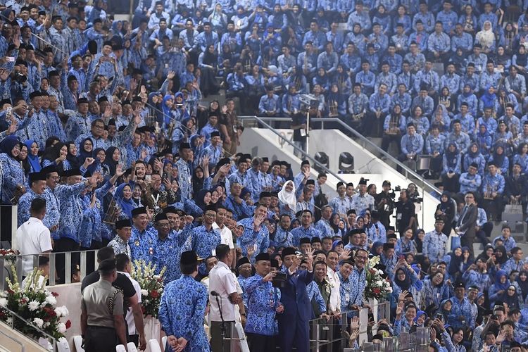 Presiden Joko Widodo (tengah) berswafoto dengan Aparatur Sipil Negara (ASN) saat peringatan Hari Ulang Tahun Korps Pegawai Republik Indonesia (KORPRI) ke-47 di Istora Senayan, Jakarta, Kamis (29/11). Peringatan hari lahir KORPRI ke-47 mengangkat tema KORPRI melayani, bekerja dan menyatukan bangsa. ANTARA FOTO/Puspa Perwitasari/aww.