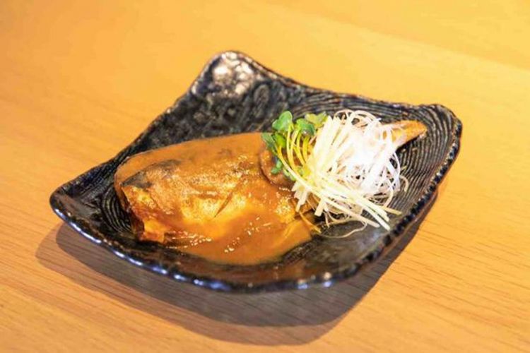 Mackerel bumbu miso yang pas untuk camilan saat minum alkohol.