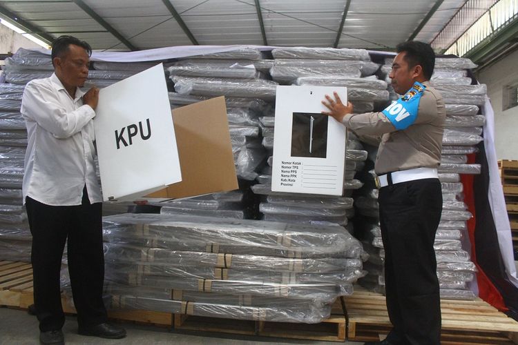 Petugas KPU dan polisi memeriksa logistik Pemilu 2019 yang baru datang di gudang KPU, Malang, Jawa Timur, Kamis (1/11/2018). Logistik Pemilu 2019 tersebut berupa kotak suara sebanyak 11.894 lembar dan bilik suara berjumlah 3.557 lembar yang terbuat dari kardus tahan air. ANTARA FOTO/Ari Bowo Sucipto/wsj.
