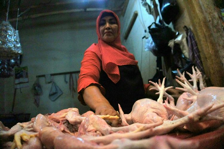Sumirah, salah seorang pedagang Pasar Johar, Karawang mengungkapkan tiap menjelang Natal dan tahun baru harga daging ayam meroket, Selasa (18/12/2018).