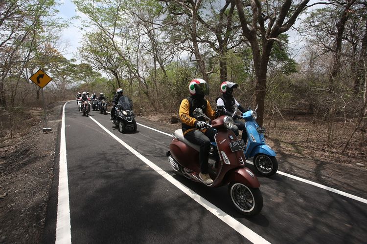 Rombongan turing 50 tahun Vespa Primavera - Iconic Ride, PT Piaggio Indonesia memasuki kawasan hutan Baluran, Jawa Timur. 