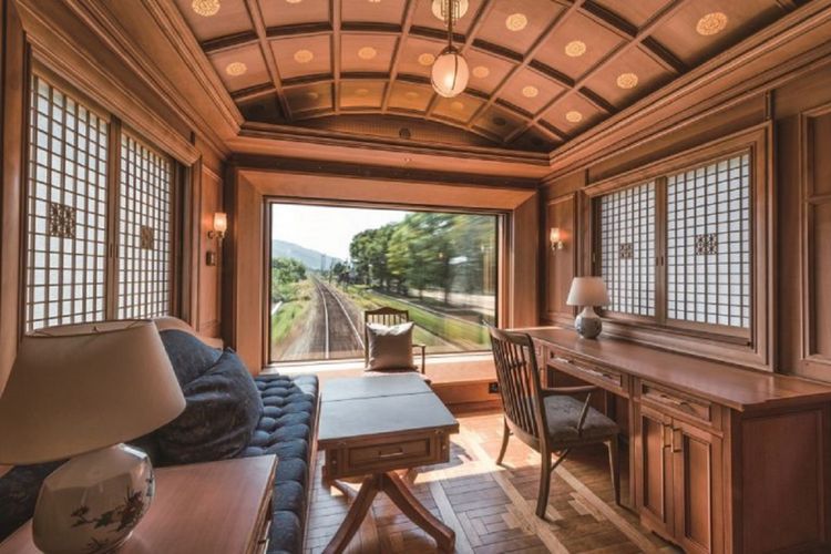 Gerbong kereta ini dirancang dengan interior klasik dan aksen kayu yang menenangkan. 
