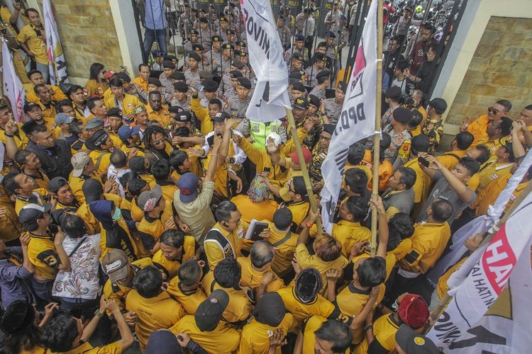 Kader Partai Hanura melakukan aksi dorong dengan pihak keamanan saat unjuk rasa di halaman kantor KPU Pusat, Jakarta, Kamis (20/12). Pada aksi tersebut mereka meminta untuk bertemu langsung dengan Komisioner KPU guna menyampaikan tuntutannya, agar nama ketua Umum Partai Hanura Oesman Sapta Odang (OSO) segera dimasukkan ke dalam Daftar Calon Tetap (DCT) Dewan Perwakilan Daerah (DPD) Pemilihan Umum 2019. ANTARA FOTO/Muhammad Adimaja/hp.
