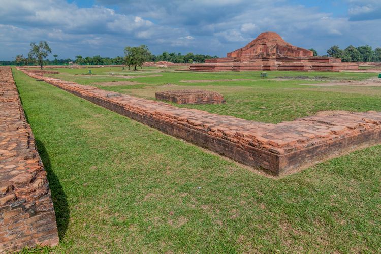 Kompleks wihara dengan stupa setinggi 20 meter yang tampak mencolok di tengah-tengah kompleks.