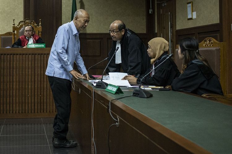 Terdakwa PT NKE yang diwakili oleh Direktur Utama PT NKE Djoko Eko Suprastowo (kedua kiri) berbincang dengan penasehat hukum dalam sidang putusan dengan terdakwa PT Nusa Konstruksi Enjiniring (NKE), di Pengadilan Tipikor, Jakarta, Kamis (3/1/2019). Majelis Hakim Pengadilan Tipikor memvonis PT Nusa Konstruksi Enjiniring (NKE) denda Rp700 juta karena terbukti bersalah melakukan korupsi yang merugikan negara Rp25 miliar dari proyek pembangunan rumah sakit khusus infeksi Universitas Udayana tahun anggaran 2009 dan 2010. ANTARA FOTO/Aprillio Akbar/pd.