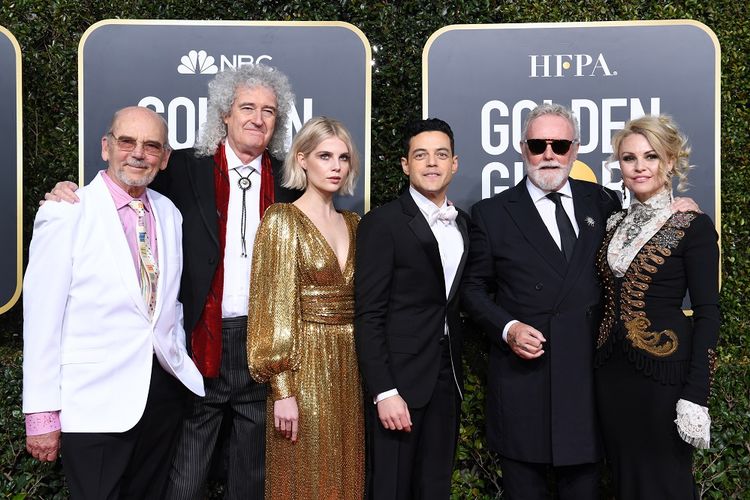Tim film Bohemian Rhapsody, (dari kiri) produser Jim Beach, gitaris Queen Brian May, aktris Lucy Boynton, aktor Rami Malek, drummer Queen Roger Taylor dan istri Sarina Potgieter menghadiri 76th Golden Globe Awards yang digelar di The Beverly Hilton Hotel, Beverly Hills, California, Minggu (6/1/2019).