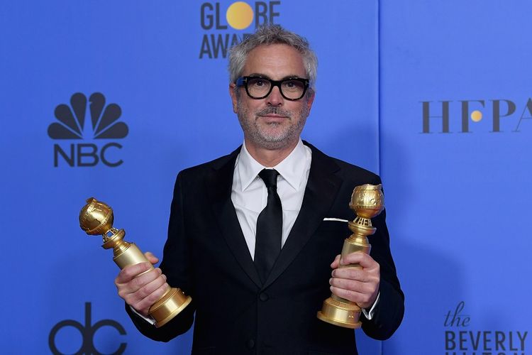 Sutradara Alfonso Cuaron berpose dengan trofi Sutradara Terbaik dan Film Berbahasa Asing Terbaik Golden Globes 2019 yang digelar di The Beverly Hilton Hotel, Beverly Hills, California, Minggu (6/1/2019).