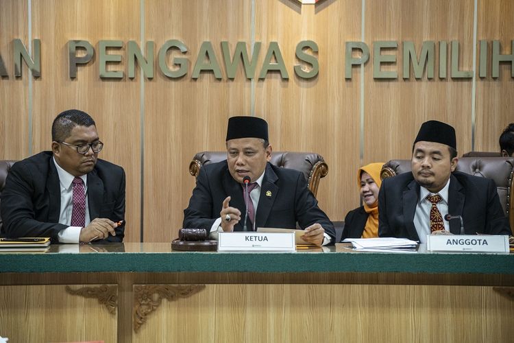 Ketua Badan Pengawas Pemilihan Umum (Bawaslu) Abhan (tengah) bersama anggota Bawaslu Mochammad Afifuddin (kanan), dan Fritz Edward Siregar (kiri) memimpin sidang lanjutan dugaan pelangggaran administrasi terkait pencalonan Oesman Sapta Odang alias Oso sebagai anggota DPD, di Kantor Bawaslu, Jakarta, Rabu (2/1/2019). Sidang tersebut beragendakan penyampaian laporan dari Komisi Pemilihan Umum (KPU) selaku pihak terlapor. ANTARA FOTO/Aprillio Akbar/aww.