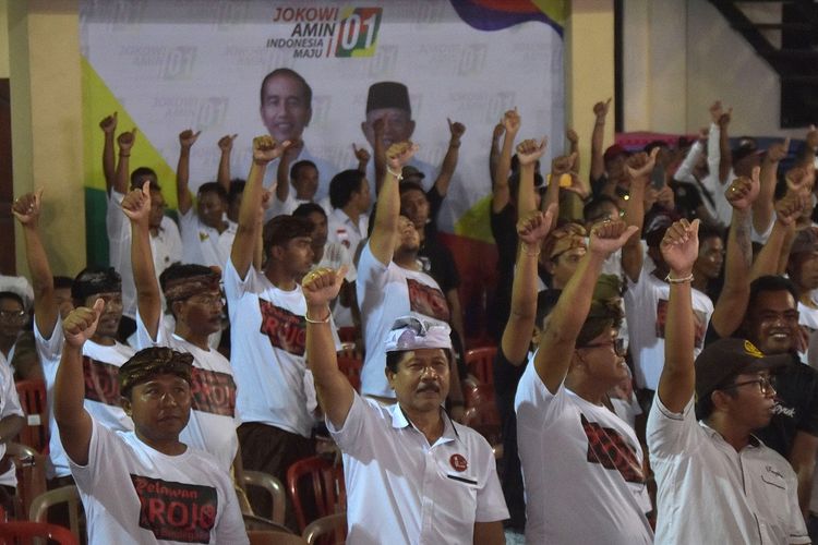 Pendukung pasangan calon Presiden-Wakil Presiden, Joko Widodo-Maruf Amin meneriakkan yel-yel saat nonton bareng Debat Pertama Capres & Cawapres 2019, di GOR Segara Prancak, Badung, Bali, Kamis (17/1/2019). ANTARA FOTO/Nyoman Hendra Wibowo/nym/foc.